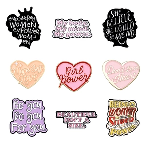 Lot de neuf pin's en émail cœur et profil avec slogans sur fond blanc épuré