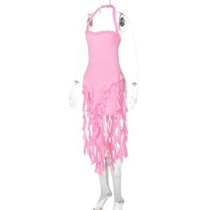 Detailansicht eines rosa Neckholder-Kleides mit gestuften Rüschen und Fransen-Saum