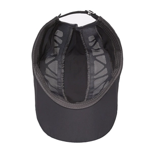 Men's breathable mesh flat cap with adjustable metal buckle for outdoor summer wear