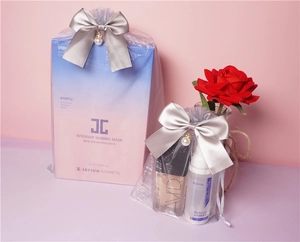 Detailed gift set featuring organza drawstring pouch with pearl and bow decorations