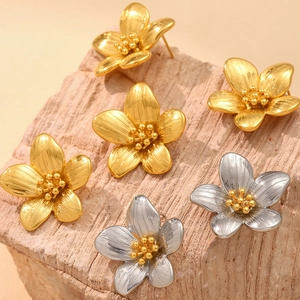 Elegante 18K Gold und Silber Blumenohrstecker mit strukturierten Blüten auf Stein