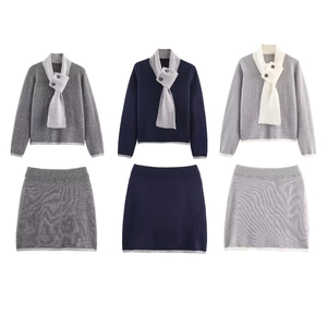 Conjunto chic de tres piezas de punto con suéter de cuello bufanda y falda de colores