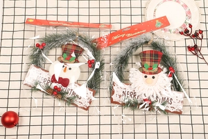 Details von Weihnachtskränzen mit Schneemann, Weihnachtsmann, Zapfen und Merry Christmas Holzschild