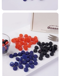 Gros plan de modèles de mûres et framboises en résine de 1,2 cm en rouge, noir et bleu