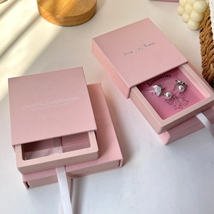 Joyero rosa tipo cajón con cinta de seda y pendientes de perlas y circonitas
