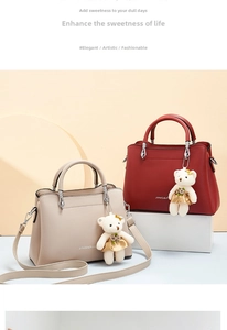 Detailansicht eleganter Handtaschen mit Bärenanhänger und verstellbaren Schultergurten