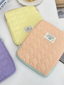 Funda acolchada de corazón para portátil y iPad en colores pastel amarillo y rosa