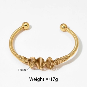 Détail du bracelet en fil d'or torsadé montrant le décor de 12mm et le poids de 17g