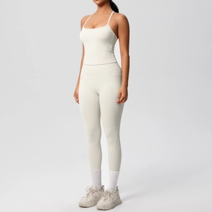 Détail d'un ensemble de yoga blanc cassé avec brassière de sport et leggings taille haute