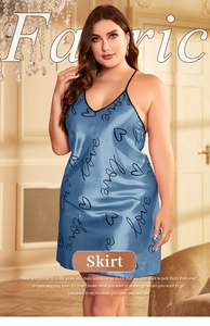 Détail de la robe de nuit en satin bleu avec imprimé love et texture soyeuse