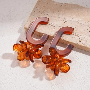Vintage amber resin floral hoop earrings with geometric C-shape and 3D flower pendants