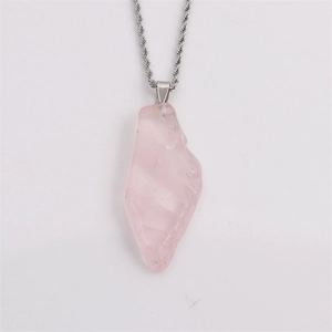 Collier unisexe avec pendentif dent de loup en cristal rose et chaîne torsadée