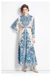 Détail d'une robe longue à imprimé cachemire avec manches longues et ceinture assortie