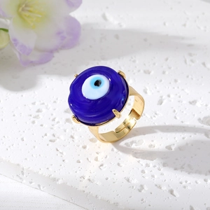 Dettaglio macro dell'anello malocchio placcato oro con occhio di vetro blu su pietra