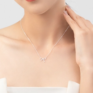 Élégant collier avec pendentif nœud en argent sterling 925 porté par un mannequin chic