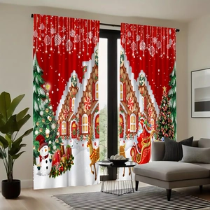 Dettaglio delle tende rosse natalizie con motivi di casa di pan di zenzero e Babbo Natale