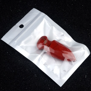 Pietra di diaspro rosso naturale intagliata a pugnale per massaggi e cristalloterapia