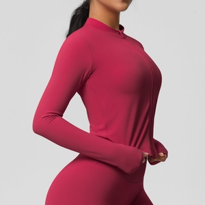 Détail latéral d'un haut de yoga rouge rose élastique avec col montant zippé