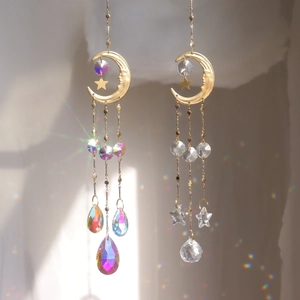 Carillon cristal lune dorée avec prismes colorés pour décoration intérieure et jardin