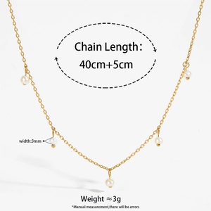 Elegante collana in acciaio inossidabile dorato con perle naturali e pendente a frangia