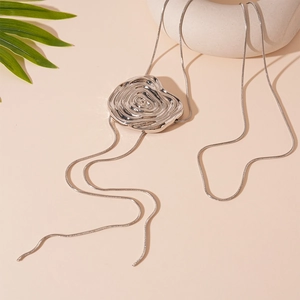 Collier minimaliste avec pendentif rose argenté au design métal liquide et chaîne serpent