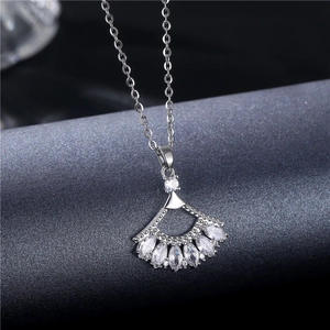 Elegant fan-shaped pendant necklace in silver metal with sparkling zircon stones