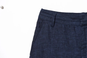 Detaillierte Nahaufnahme der dunkelblauen Hose mit Leinentextur, Bund und Taschennähten