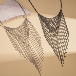Sautoir à franges triangulaires et maille exagérée en métal argenté et noir élégant