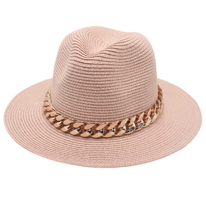 Chapeau de paille Fedora tissé rose avec grosse chaîne dorée et bord large