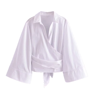 Chemisier cache-cœur blanc élégant avec col en V, manches évasées et ceinture