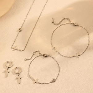 Parure de bijoux en acier inoxydable argenté avec croix et accents en zircon clair