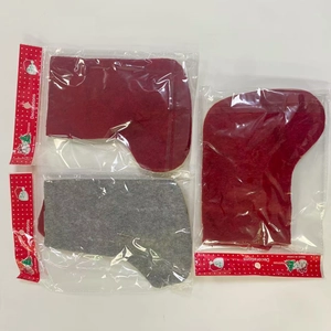 Trois mini chaussettes de Noël en tissu rouge et gris, emballées pour cadeaux créatifs
