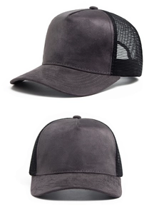 Detail der grauen Wildleder-Trucker-Cap mit schwarzen Netz-Einsätzen und Schirm