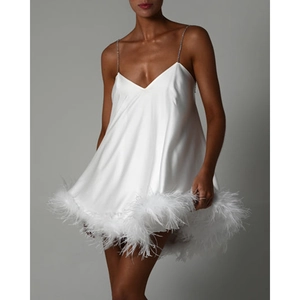 Robe courte en satin blanc avec ourlet en plumes d'autruche et bretelles en strass