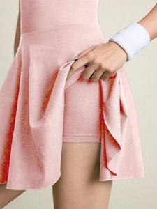 Détail de la robe de sport plissée rose avec short intégré et texture tricotée