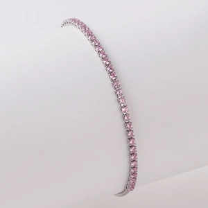 Detail eines pinkfarbenen Tennisarmbands mit runden Kristallen in Silberfassung