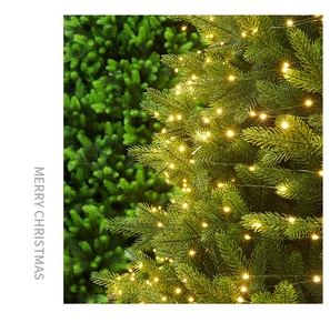 Dettaglio di luci LED giallo caldo tra i rami verdi di un albero di Natale artificiale