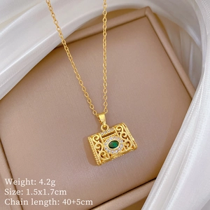 Detail of vintage gold-plated necklace with green gemstone and technical dimensions
