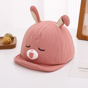 Détail de la casquette bébé en velours rose avec oreilles de lapin 3D brodées