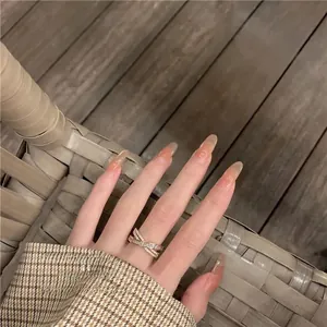 Detailaufnahme eines minimalistischen Roségold-Rings mit funkelnden Zirkon-Steinen