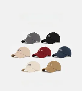 Dettaglio di sette cappellini da baseball colorati con ricamo Nice e design morbido