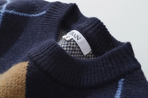 Detailaufnahme des gerippten Ausschnitts bei einem marineblauen Kaschmir-Strickpullover
