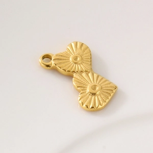 Vue détaillée d'un pendentif double cœur doré avec une texture solaire radiante