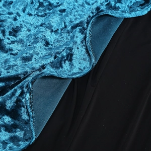 Dettaglio ravvicinato di velluto stropicciato blu pavone cucito con maglia elastica nera