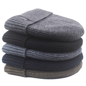 Lot de cinq bonnets en laine tricotée empilés avec texture côtelée et bord replié