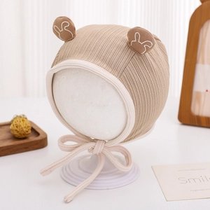 Détail du bonnet bébé avec protège-oreilles en tricot côtelé kaki et oreilles de lapin