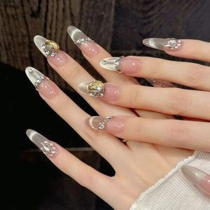 Faux ongles amande faits main avec dégradé de cristaux et gemmes couleur champagne