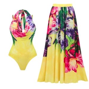 Set costume floreale con costume intero giallo allacciato al collo e gonna lunga