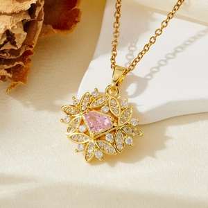 Vue détaillée du collier fleur dorée avec pierre rose et détails en zircone cubique