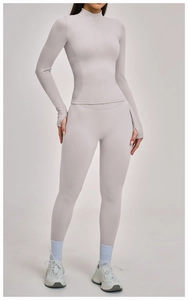 Detailansicht der hellgrauen Yoga-Jacke mit Daumenlöchern und Sport-Leggings mit hohem Bund